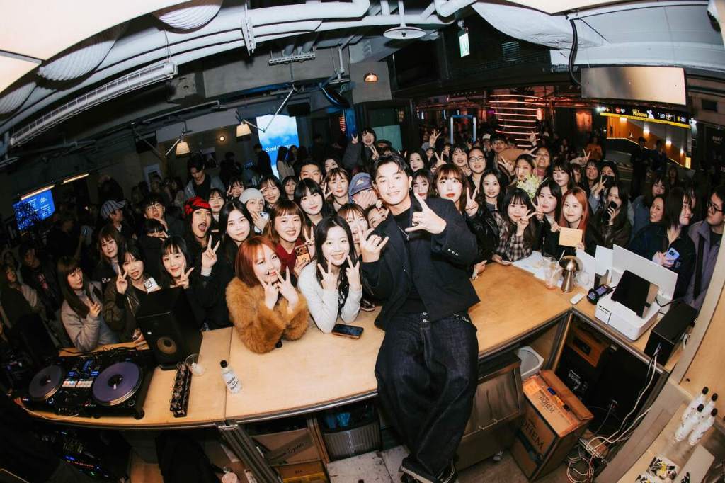 HowZ攜《The Bloomin Prince》信義區快閃！推出新專輯主打〈大說謊家〉MV