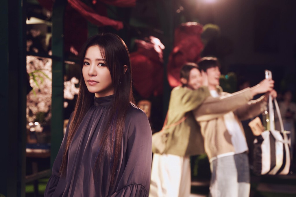 丁噹演唱阿蘭AC創作〈曾經如今〉！MV在台北101化身為愛情說書人