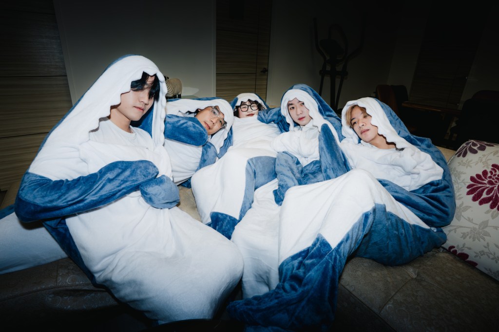 鯊魚煙囪推出全新單曲〈轉角遇見愛〉！從浪漫想像一路翻轉到荒謬現實