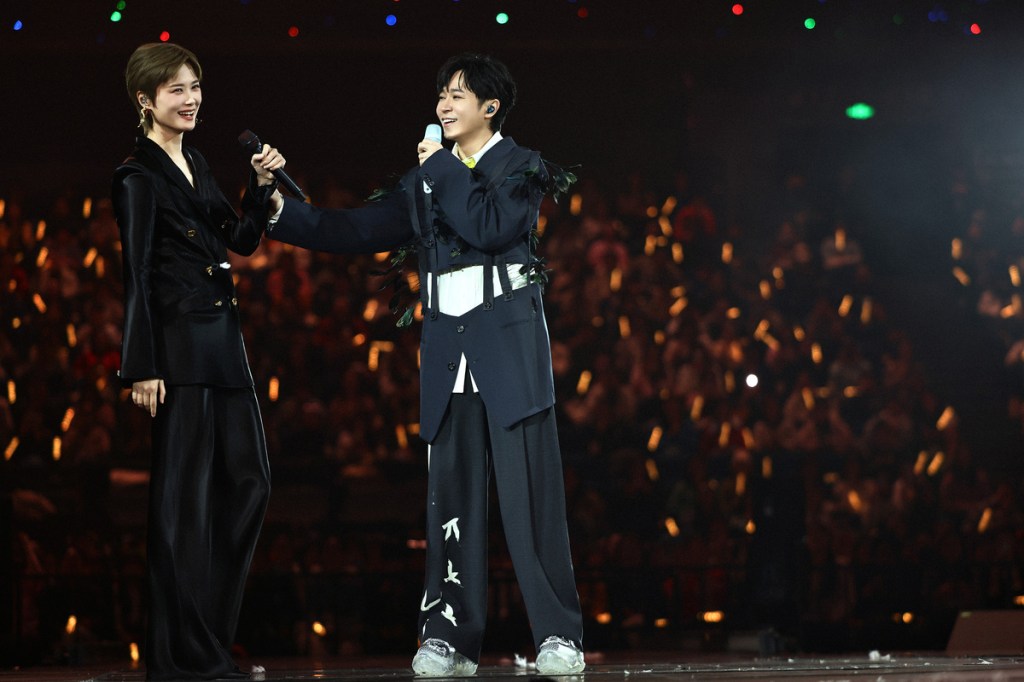 吳青峰上週末連續兩場驚喜擔任李宇春演唱會嘉賓