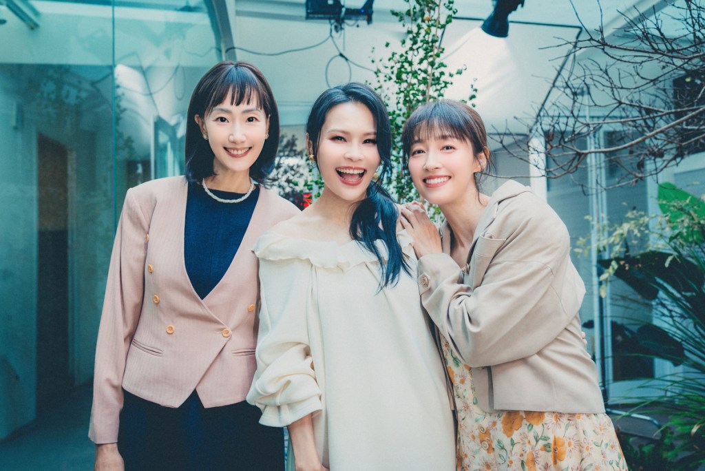 周蕙(中)邀請好友陸明君(左)和田中千繪(右)一起演出〈感性生物〉MV。(圖_群石國際提供)