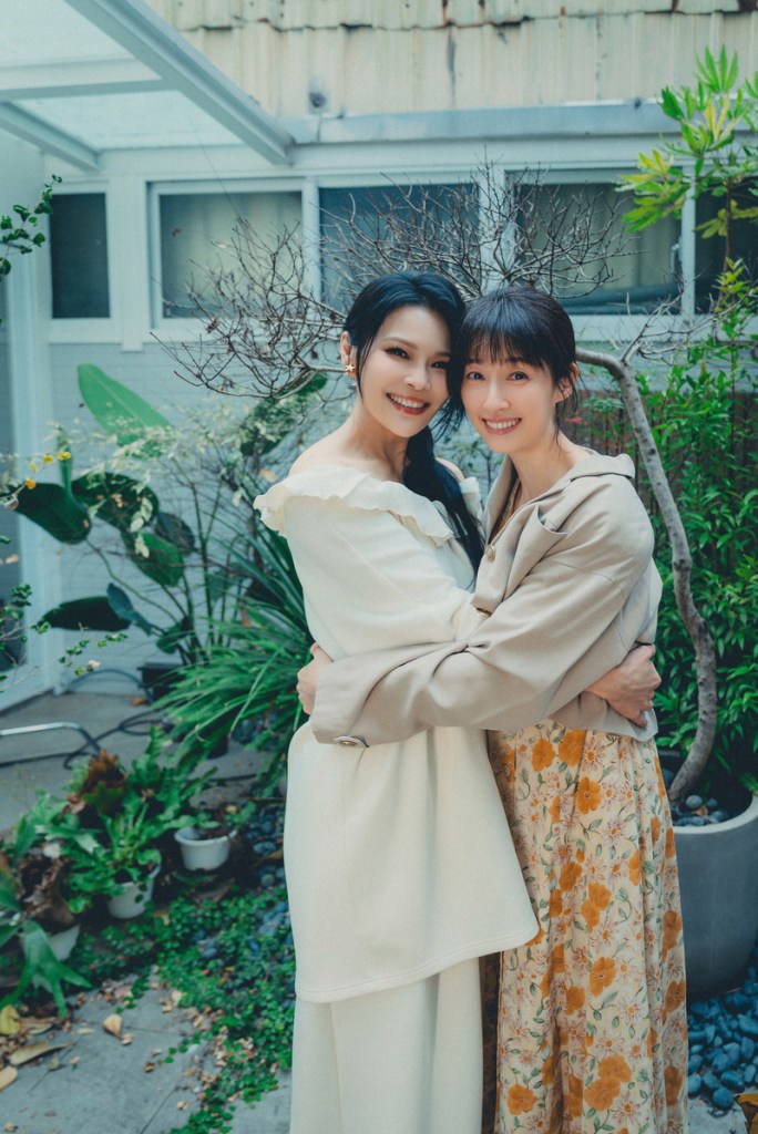 周蕙(左)和田中千繪(右)平時就是無話不談的好友。(圖/群石國際提供)