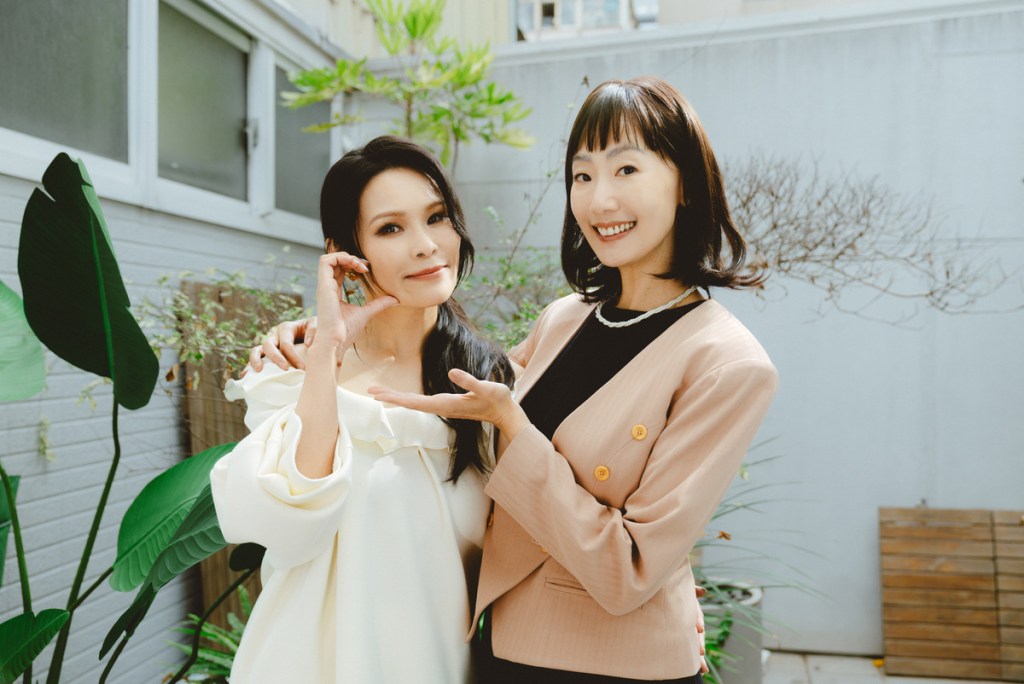 周蕙(左)和陸明君(右)是認識超過20年的好友。(圖/群石國際提供)