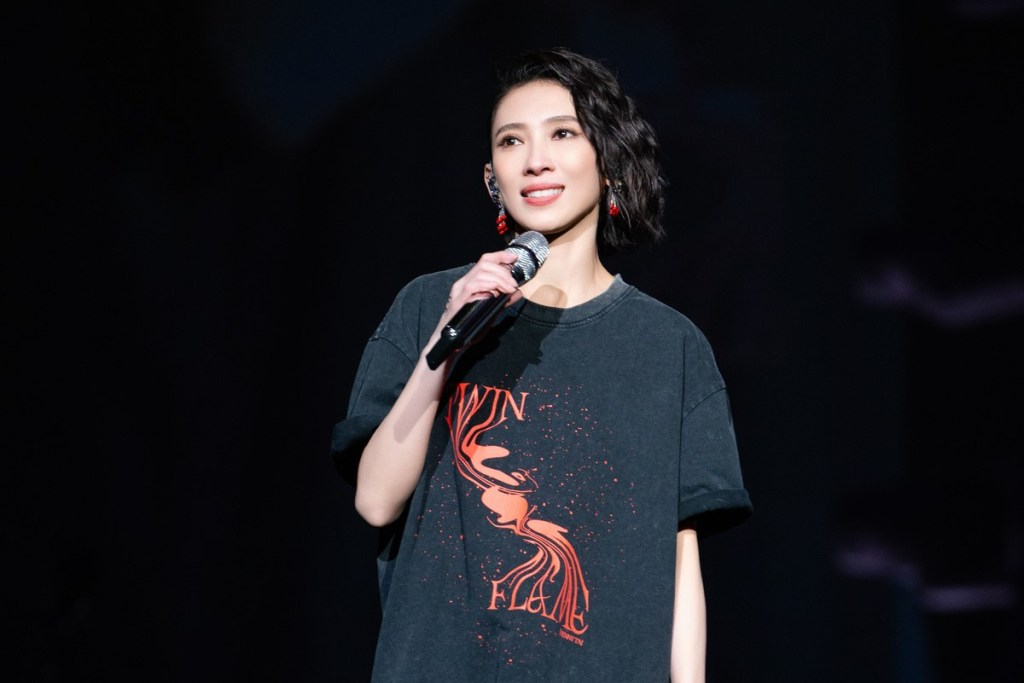 戴佩妮《雙生火焰》演唱會3/21高雄巨蛋登場！加碼周邊商品限時預購中