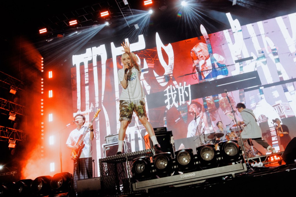 拍謝少年攜手PEDRO成員AYUNi D週在大港開唱全球首演雙方合製單曲〈Outta My Way〉