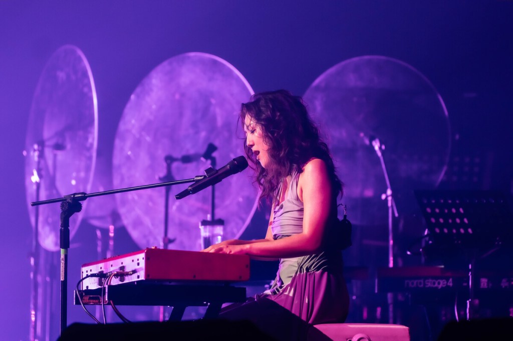 李竺芯自彈自唱，唱功備受肯定。(照片提供：果核音樂玫瑰森林農場)