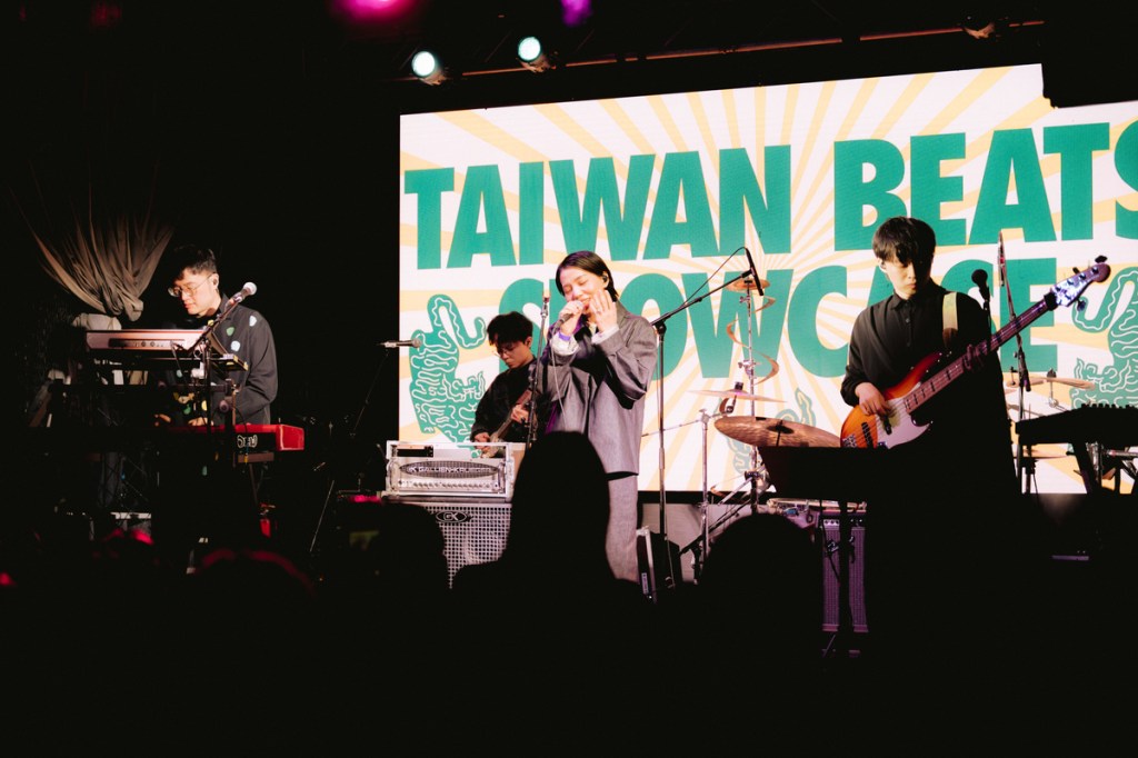 洪佩瑜特別演唱英文曲目〈Passenger Side〉,浪漫溫馨的氣氛乘著奧斯汀的夜色一起獻給當地歌迷。