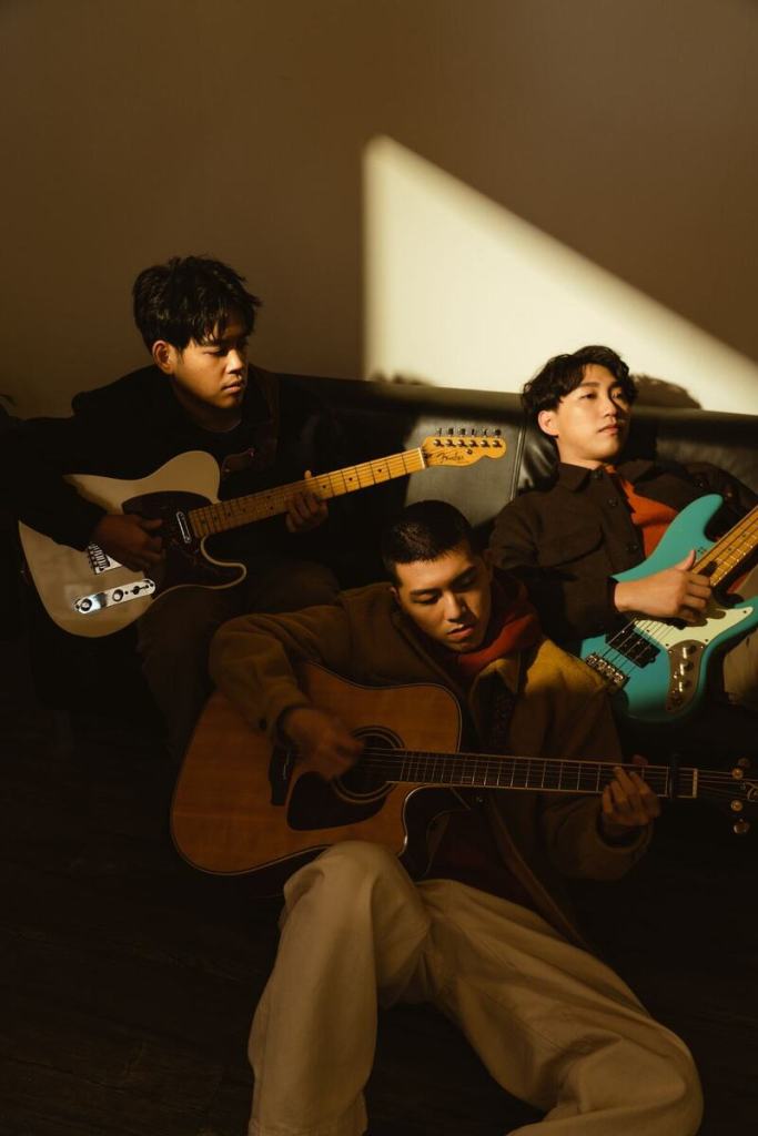 靈魂沙發團照（左：吉他手Poo poo、主唱本山、貝斯手亨利）