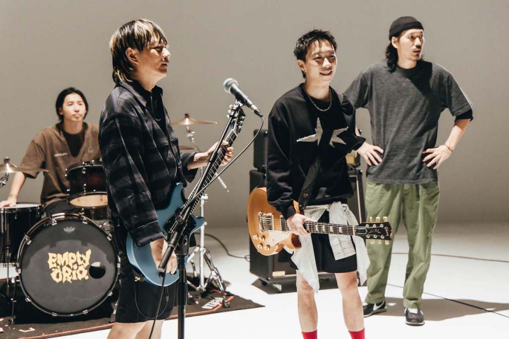 鼓手柯光（左一）曾熬夜打工湊錄音費、主唱 ORio（左二）霸氣直視撞牆期（圖_ 火氣音樂 提供）