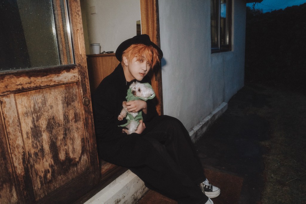 MV以「街頭藝人」視角展開,描述吳昱廷在街頭表演維生時撿到一隻小狗,兩者意外成為彼此依靠。(圖/滾石唱片提供)