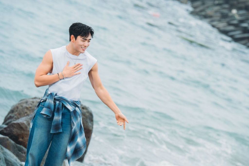 時差助攻 凌晨開工不喊累！WillTrip 須弘道新歌〈小點點〉MV山海狂奔  (  粹譜藝人經紀 提供 )