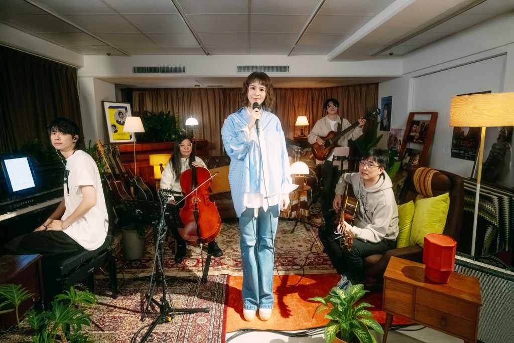 曾沛慈翻唱由藍又時演唱的經典歌曲〈孤單心事〉(照片提供:華研國際)