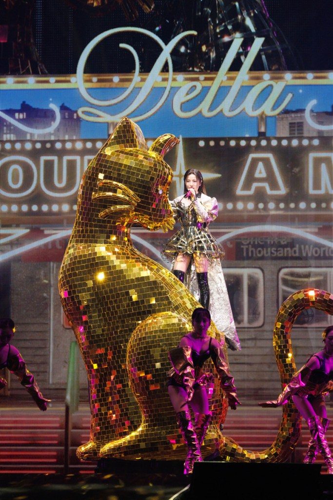 丁噹登3.5米巨型夜貓閃亮登場  金光閃閃開啟高雄《夜遊》不夜城