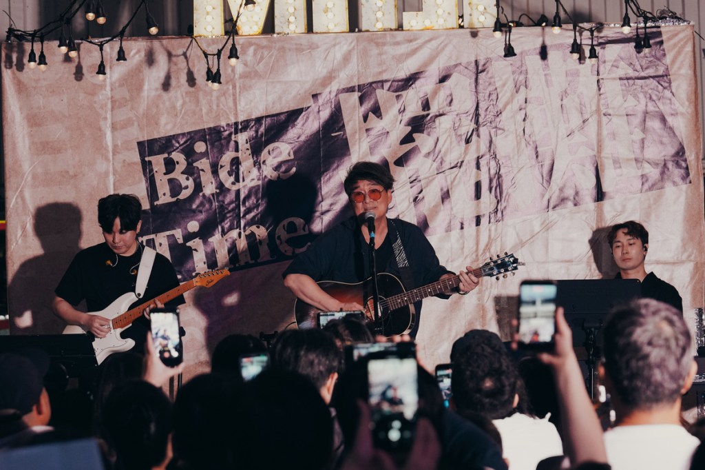 周華健街頭開唱回歸最純粹音樂狀態,直呼「那是最真實的交流」。(圖/滾石唱片提供)