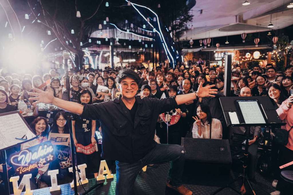 周華健街頭開唱擠滿人潮,老中青歌迷齊聚大合唱,經典金曲掀回憶殺。(圖/滾石唱片提供)