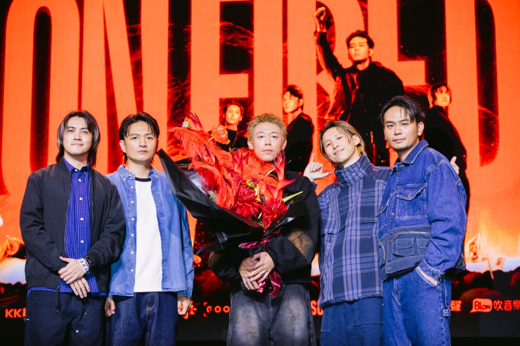 滅火器好兄弟玖壹壹健志(中)特地北上獻上香檳花束祝賀演唱會順利