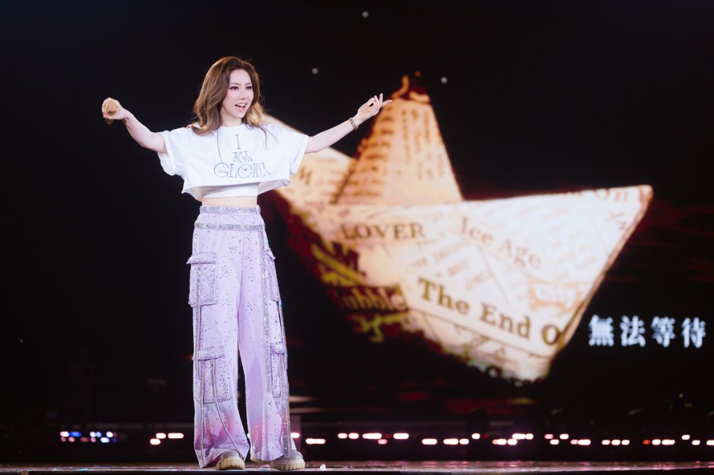 鄧紫棋首登台北大巨蛋開唱！安可獻唱〈泡沫〉〈天空沒有極限〉等作品