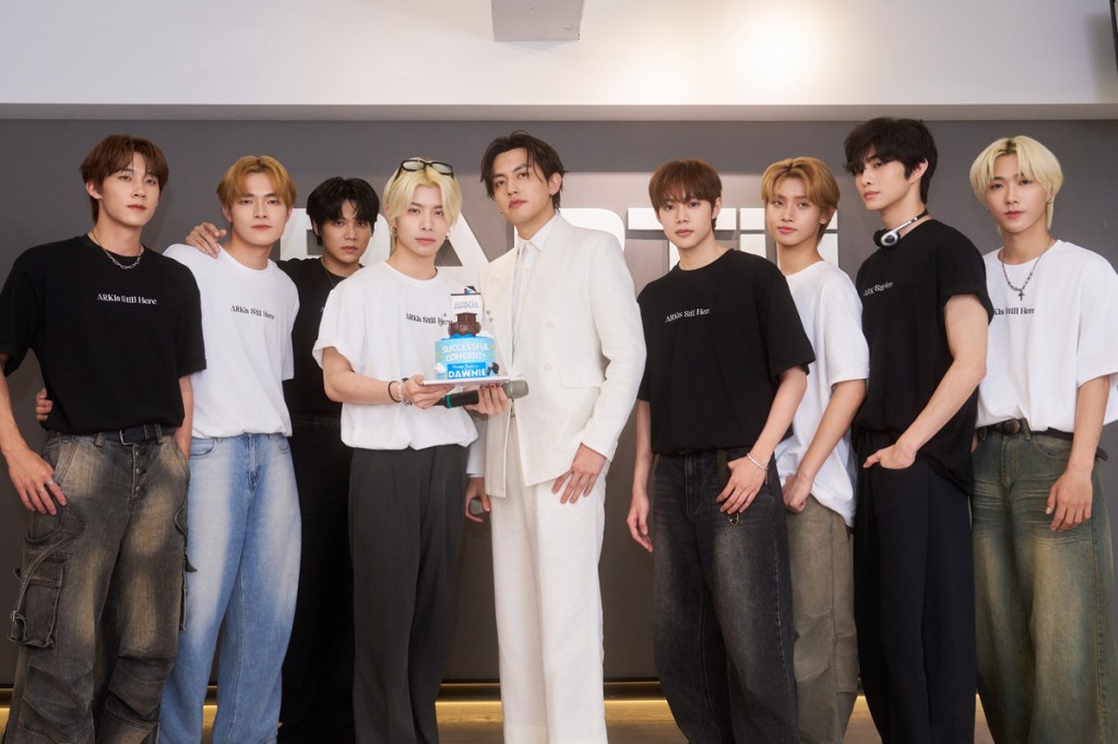 ARKis為出道後首場專場排練！高有翔帶著「方舟造型蛋糕」現身應援