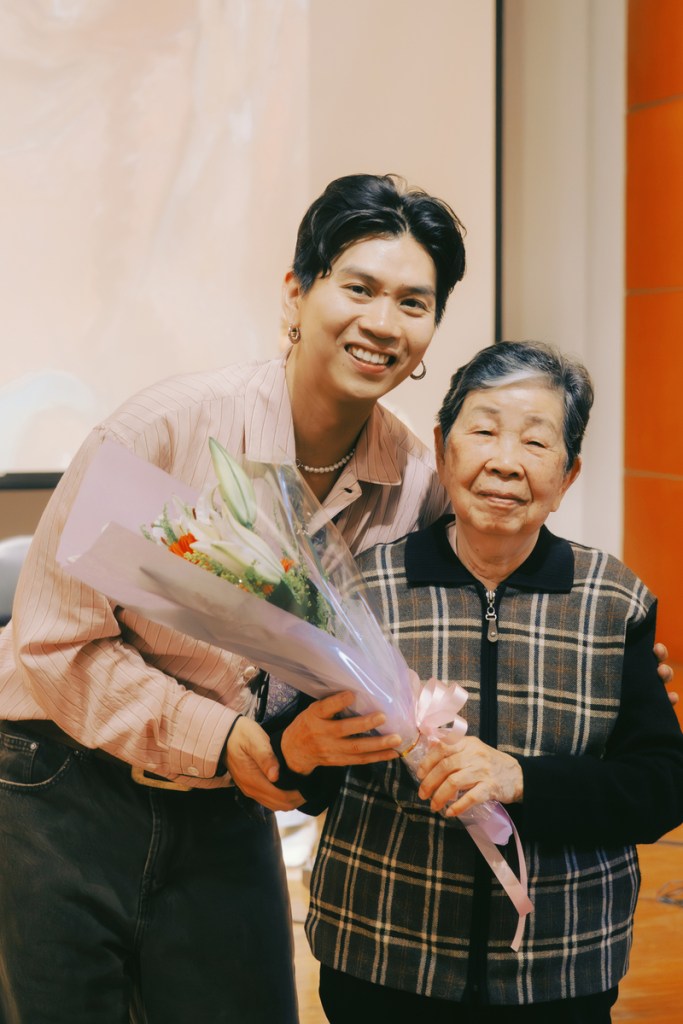 雷擎獻花給阿媽春子