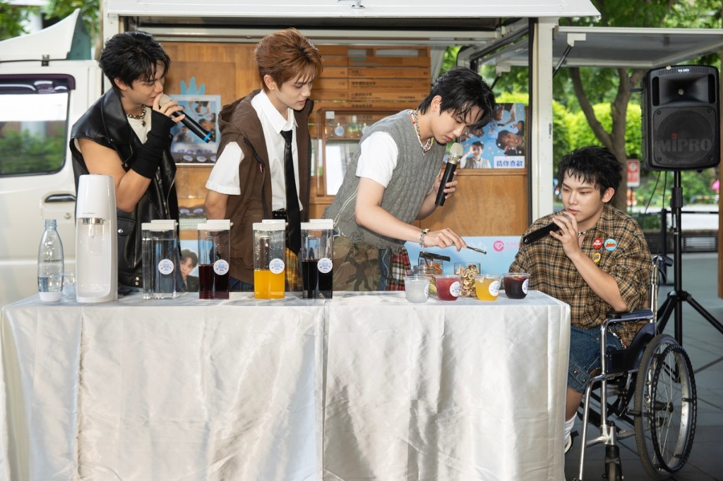 AcQUA源少年化身「一日飲料店員」，親手調製限定版「猜你喜歡氣泡飲」