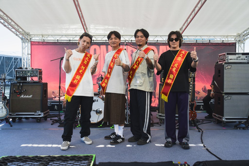 團員化身候選人要向歌迷「謝票」