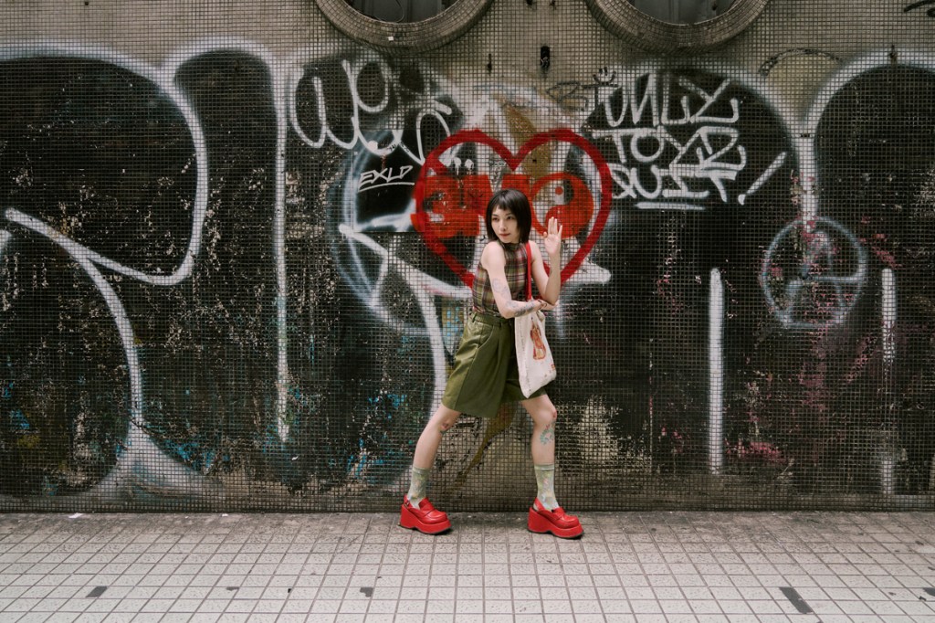 怪奇饒舌女聲Hernia首發專輯《喜神》！邀Soby合作〈春日陷阱〉