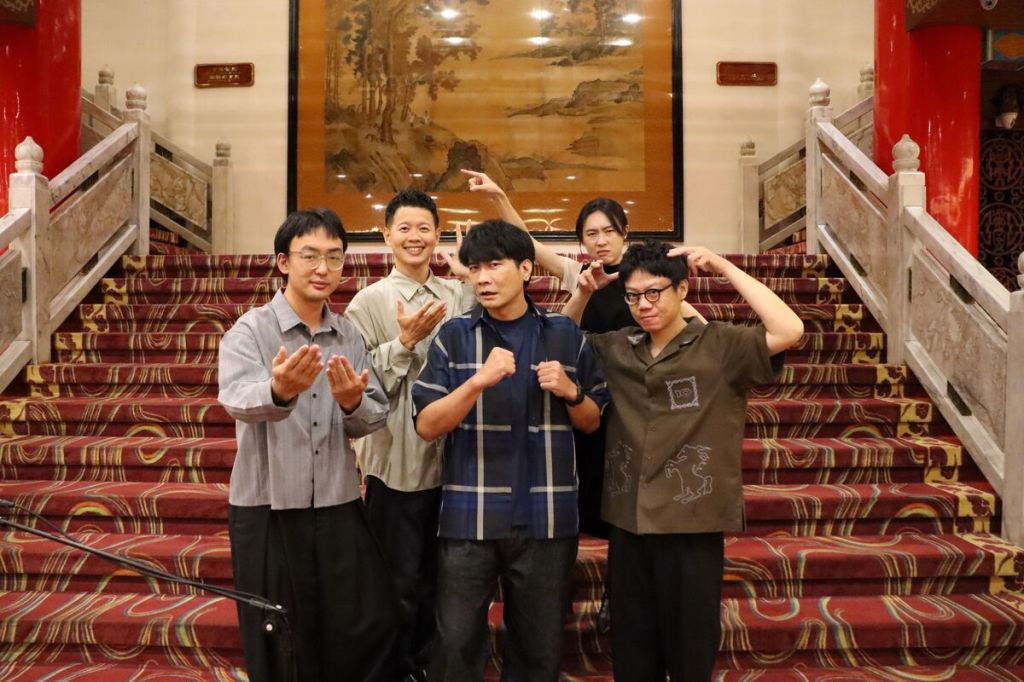 創作歌手黃玠（中）也擔任淺堤圓山演出嘉賓 （左起貝斯手方博﹑鼓手堂軒﹑嘉賓黃玠﹑主唱Soham﹑吉他手紅茶）
