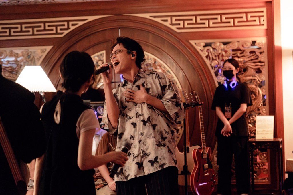 淺堤圓山開唱!黃鐙輝(右)驚喜現身與主唱Soham(左)合唱經典歌曲〈青春咱的夢〉