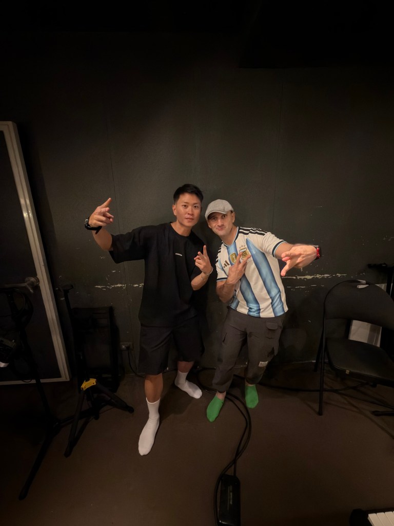 LINION 全新單曲〈LOCO POCO〉攜 MUSA 明馬丁打造「為身體而生」的拉丁搖擺 (照片提供:嘿黑豹工作室)