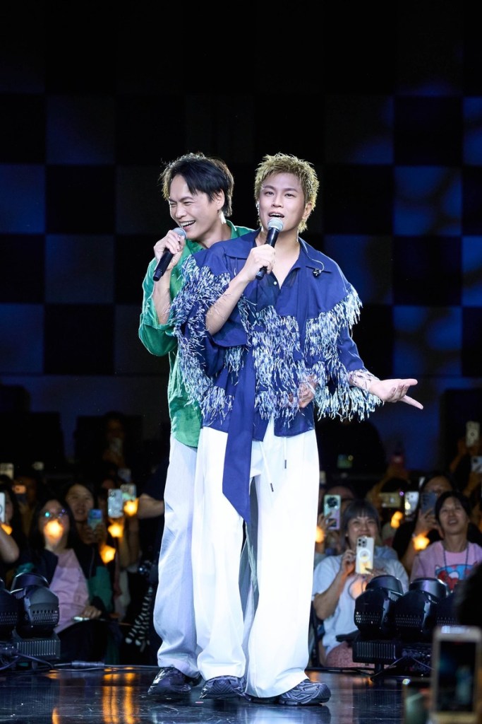 蕭景鴻演唱會變黃鐙輝主場 「南港劉德華」登台放飛吻：演出費包紅包給我！