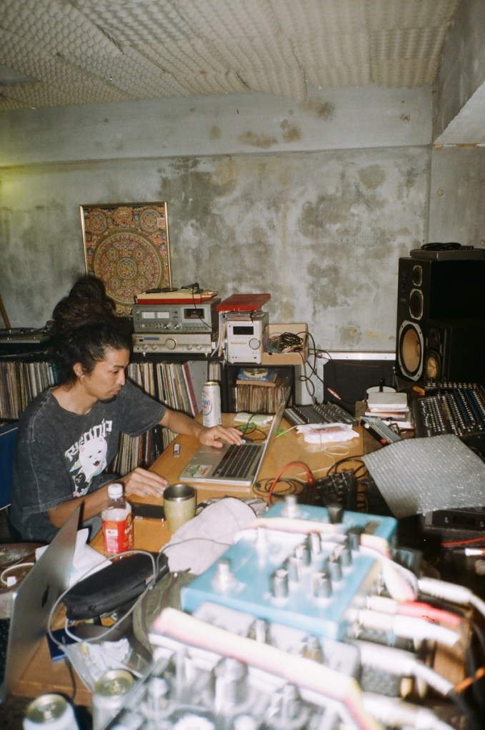 HARIKUYAMAKU 是沖繩重要的 dub 製作人，專注於與土地連結的聲音，以 dub mixing 創造一期一會的聲響體驗。