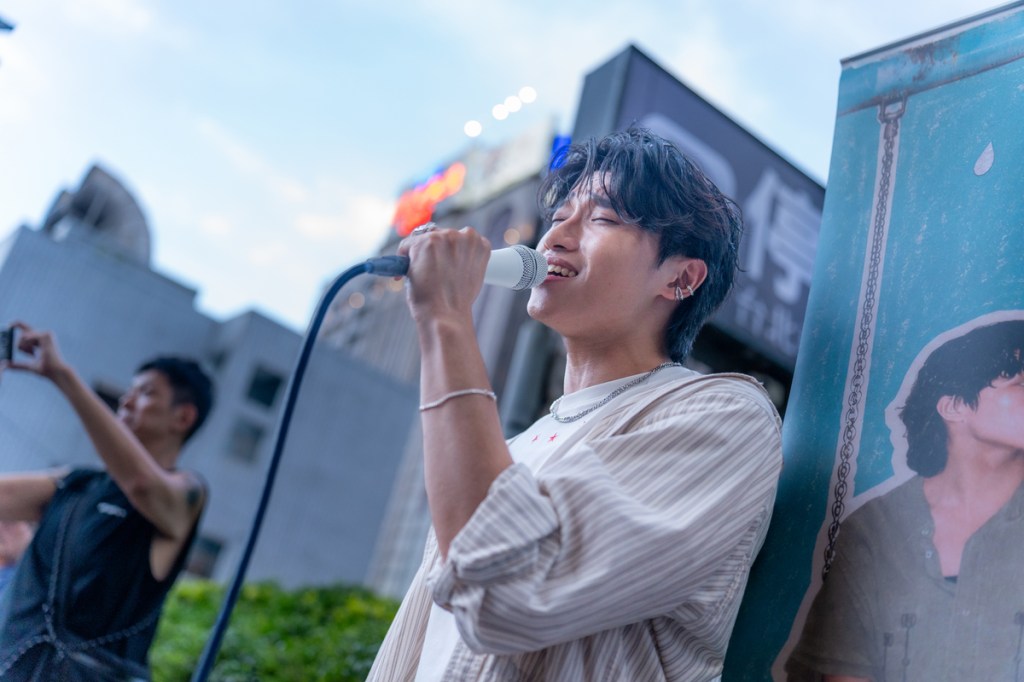 陳宇祥完成〈一直下〉捷運快閃演出！8/15將攜手KKBOX舉辦見面會