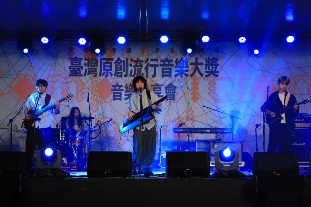 台語組首獎-林侑賢(中)、唐于喬(左2)、樂承宇(右1)演唱《魚花》李竺芯於後臺聽到後表示「編曲有趣,現場演出張力強,很令人印象深刻