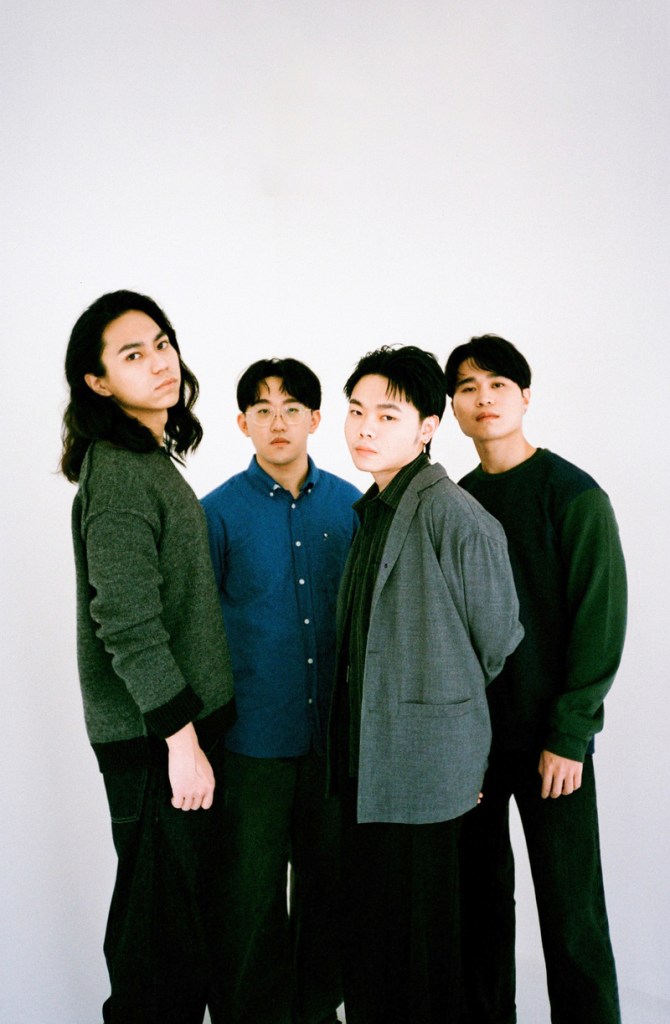 成立於 2020 年的台北四人創作樂團「阿克沃 Awkward」，由貝斯手念侲（左1）、吉他手伯儒（左2）、主唱晨昊（左3）、鼓手羿璿（左4）所組成，以另類搖滾（Alternative Rock）與情緒