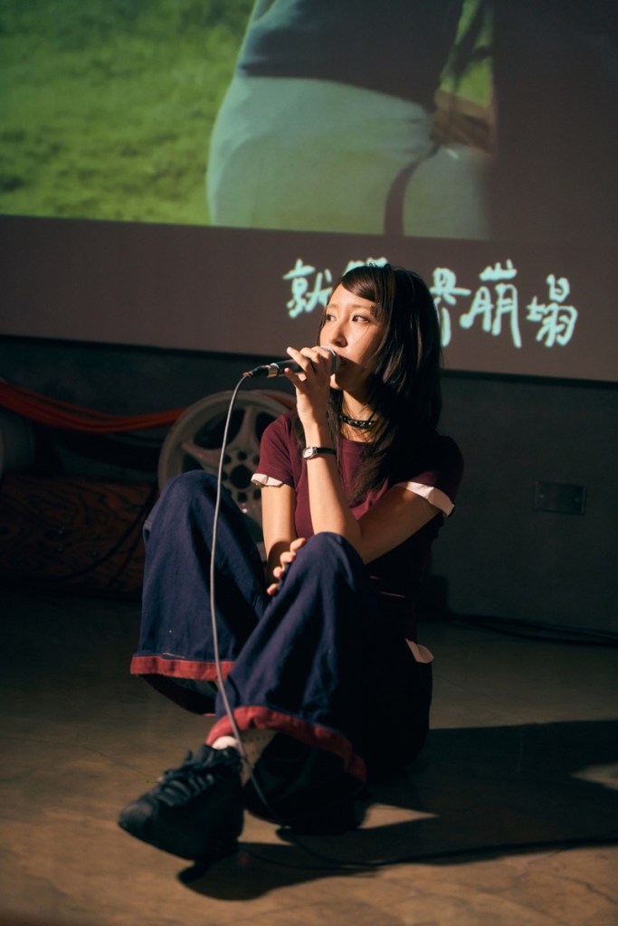 LAWA直率的席地而坐,演唱專輯主打〈火花〉