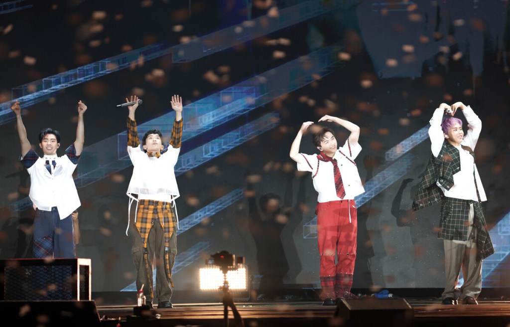 理想混蛋安可橋段以〈大概也只能是思念〉、〈一定會的〉為高蛋大秀畫下完美，希望相約明年再見！