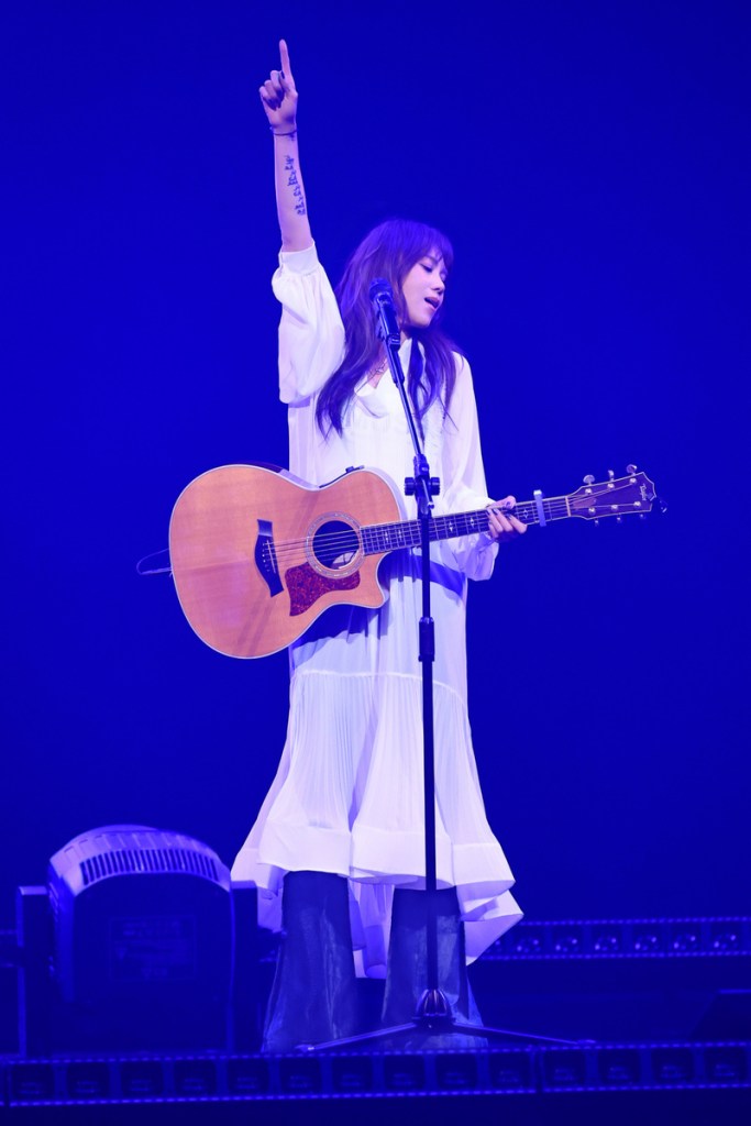 首度登上海音館舞台,蔡健雅以極具深度的 B-Side 概念歌單驚艷全場,一襲飄逸純白半透長罩衫搭配褲裝帥氣登台